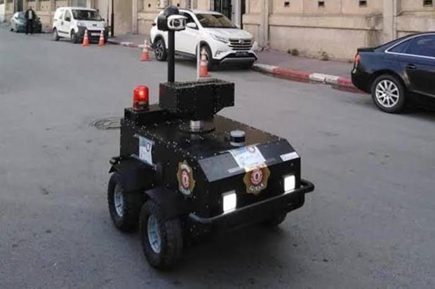 Robot Bantu Awasi Warga...