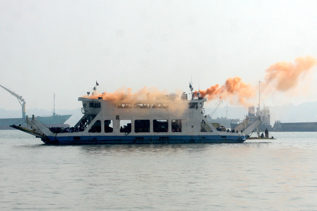 EVAKUASI KM SINAR JAYA