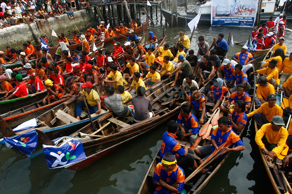 Lomba Pacu Sampan