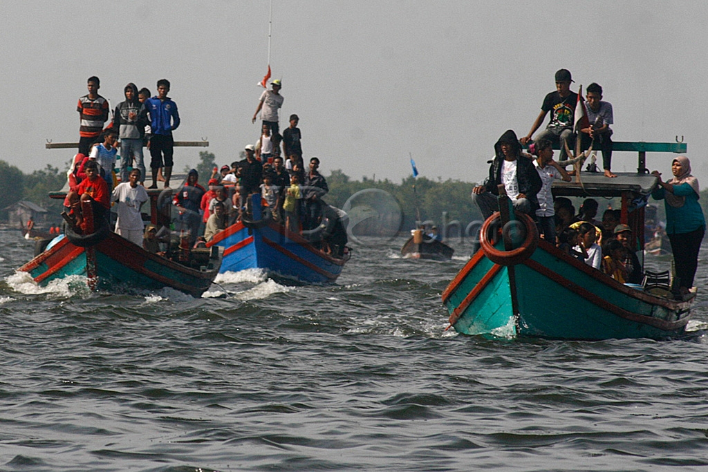 Lomba Pacu Sampan