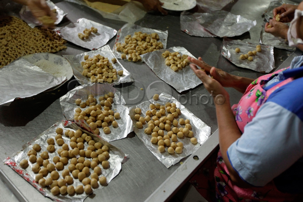Membuat Kue Kering