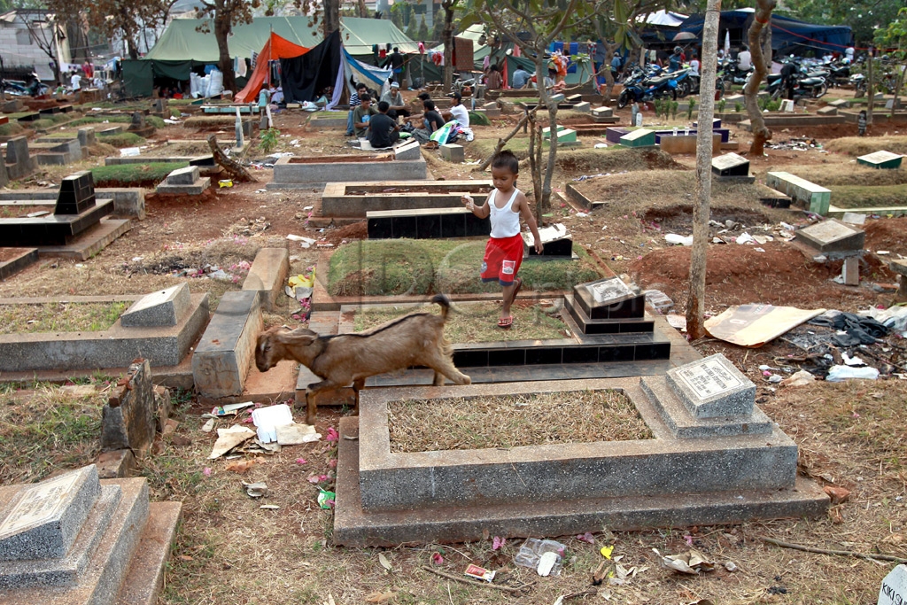Ngungsi di Tanah Kubur