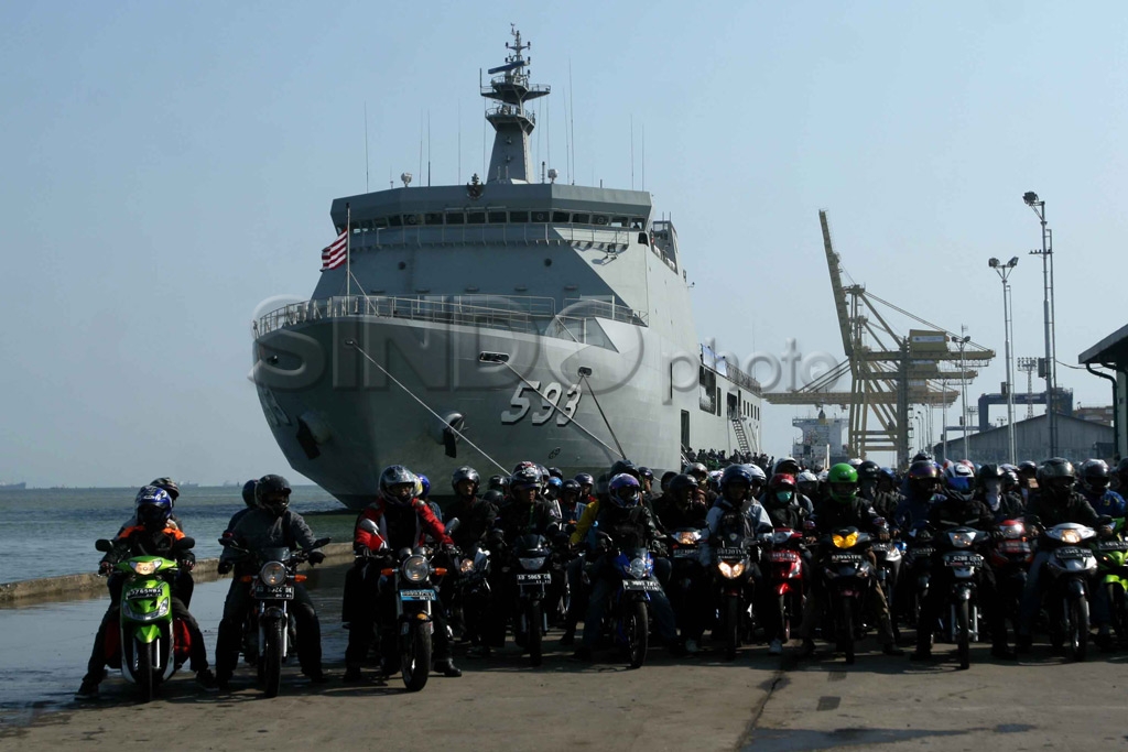 Mudik dengan Kapal Perang