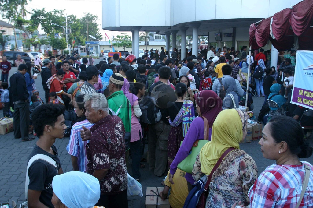 Padat di Stasiun Poncol