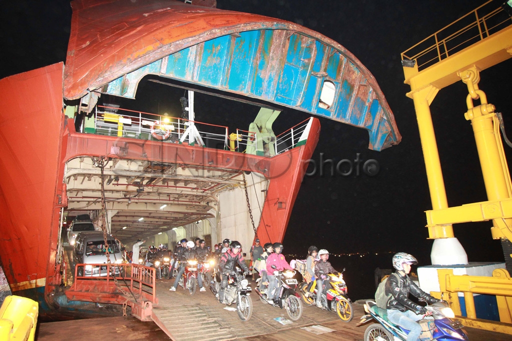 Menunggu Pagi di Merak