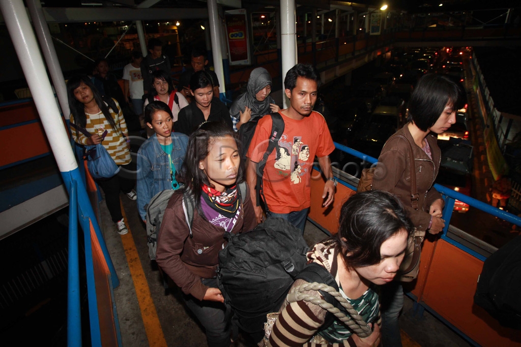 Menunggu Pagi di Merak