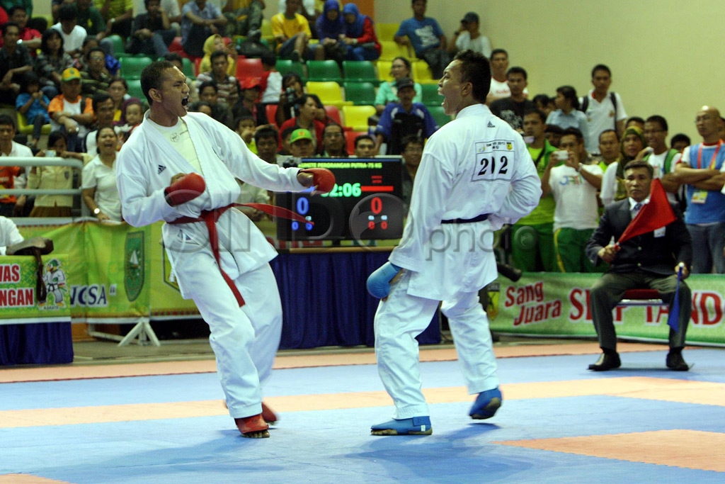 Emas Kumite Karate 75...