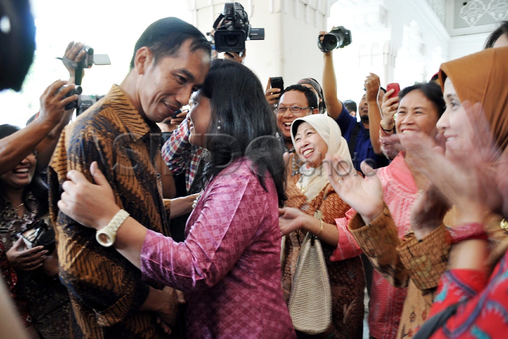 Disambut Istri dan Warga...