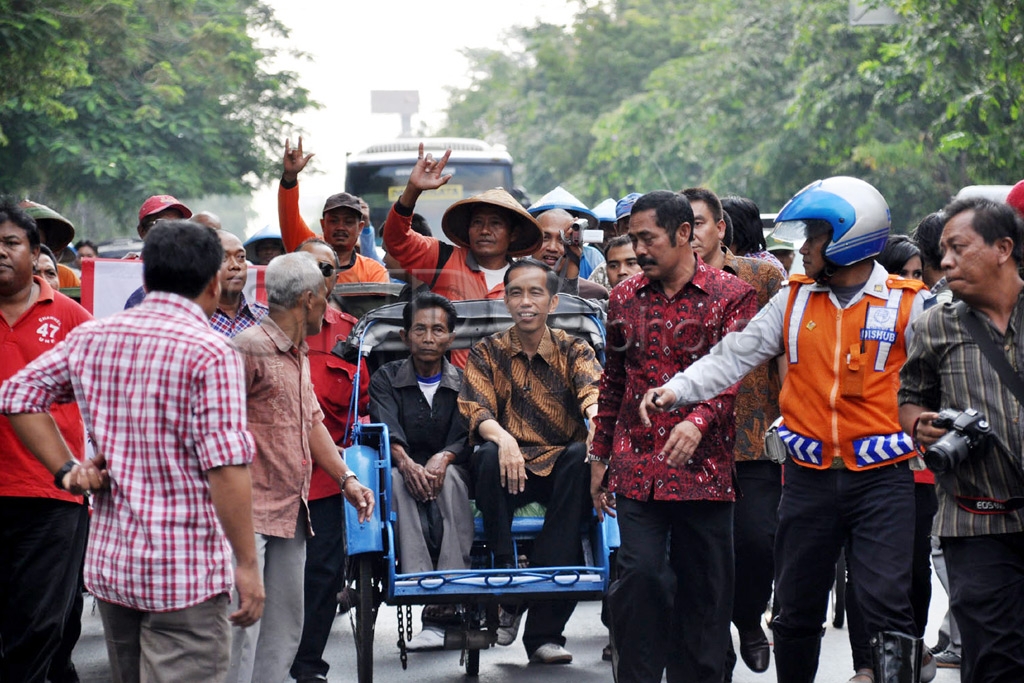 Disambut Istri dan Warga...