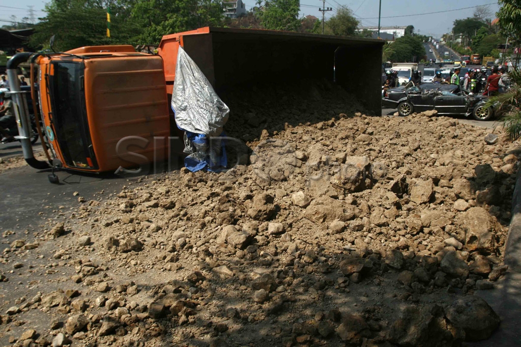 Dump Truck Timpa Sedan