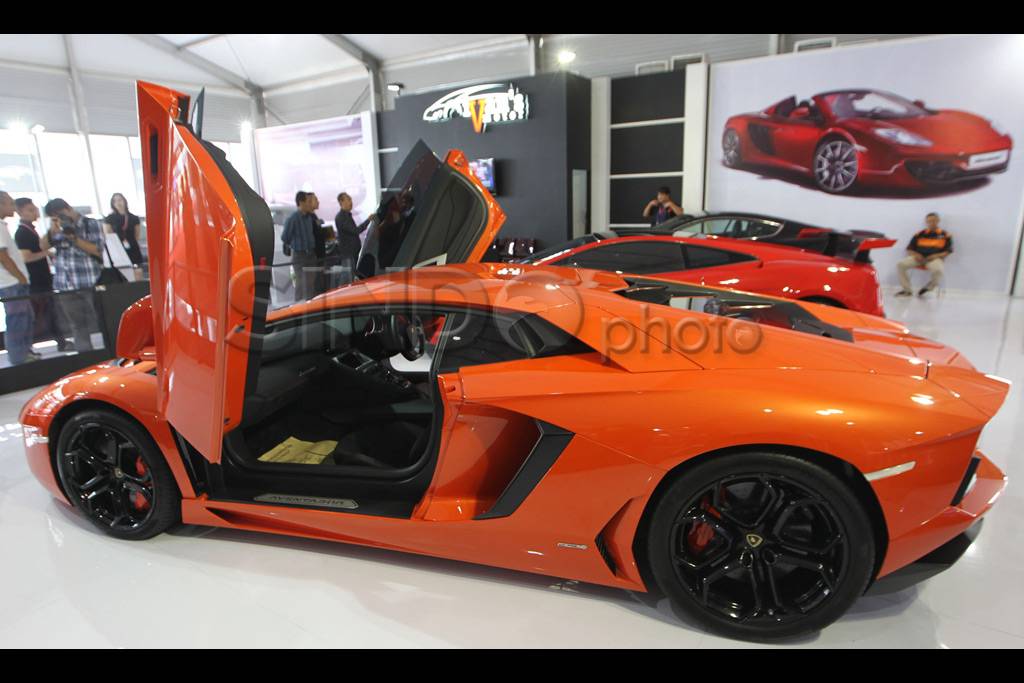 Pesona Mobil Layar lebar