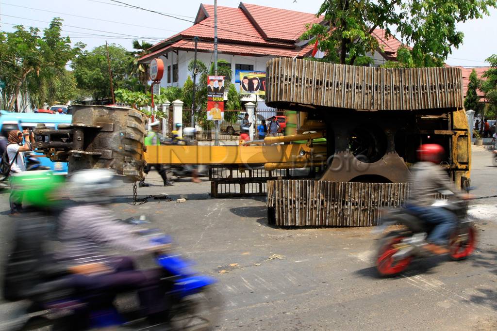 Escavator Terbalik