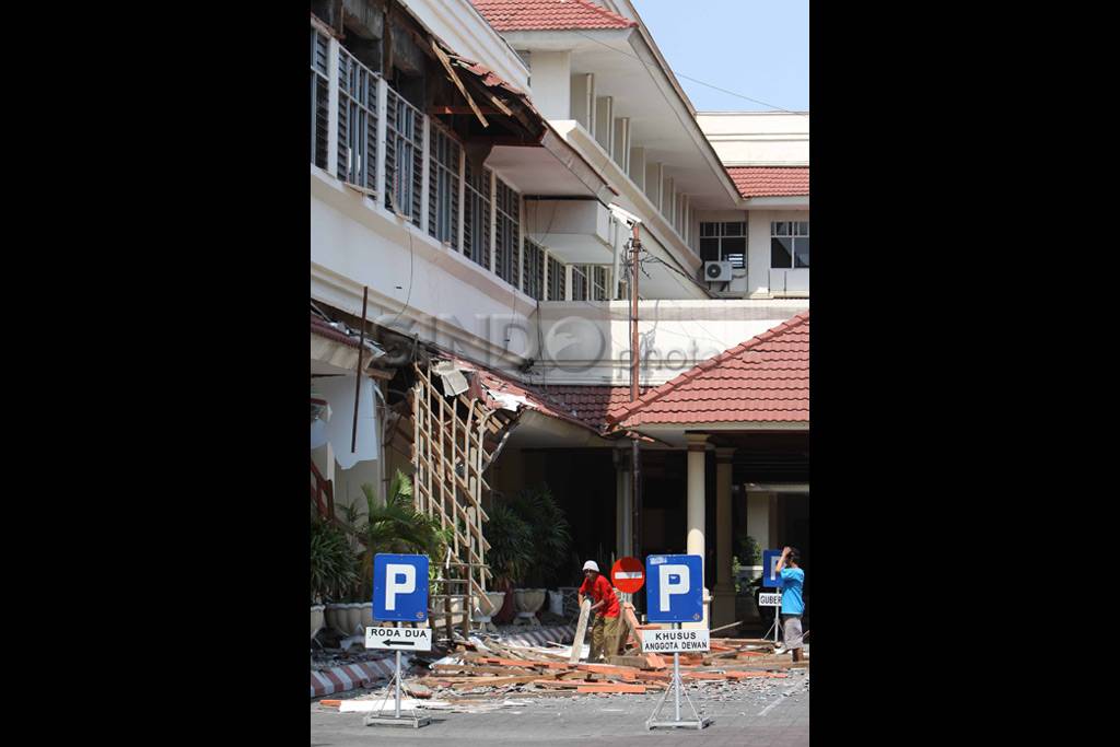 Atap DPRD Yogya Runtuh