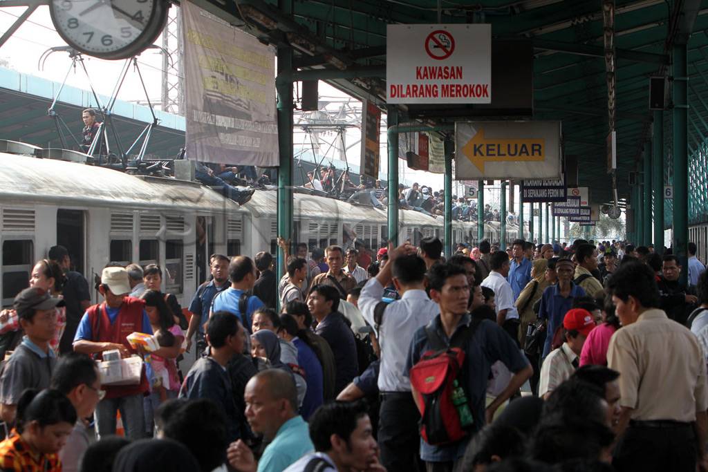 Sesalkan Kenaikan KRL