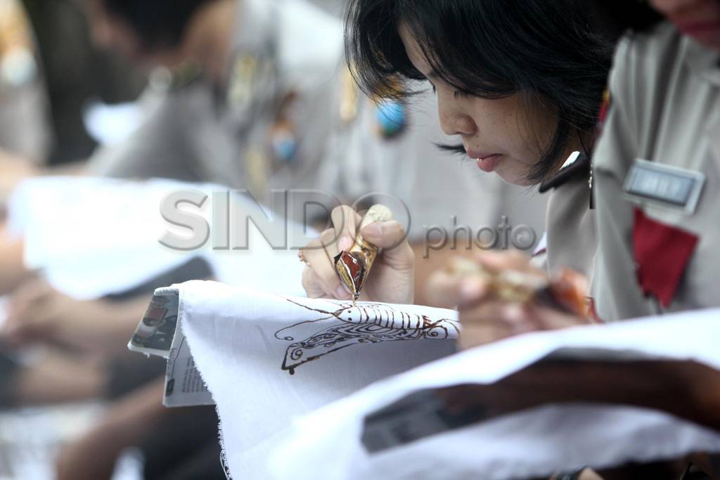 Polwan Peduli Batik