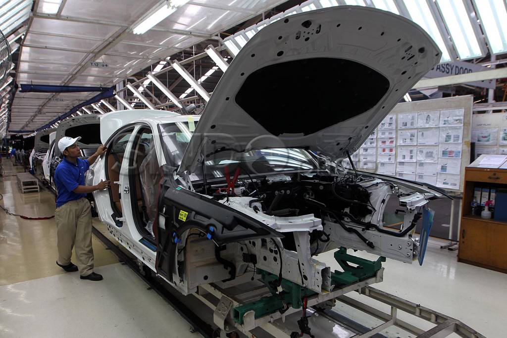 BMW Seri 3 Dirakit Di...
