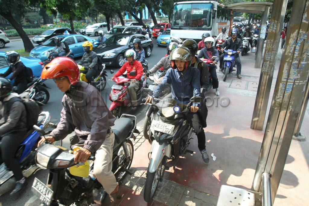 Motor Langgar Trotoar