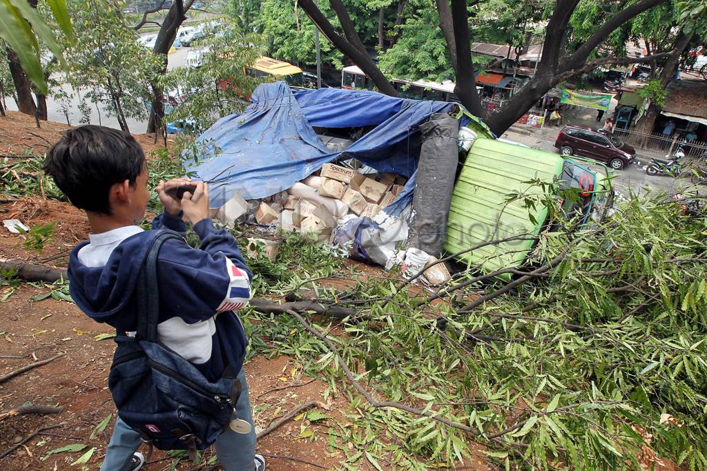 Truk Terguling Di Cawang