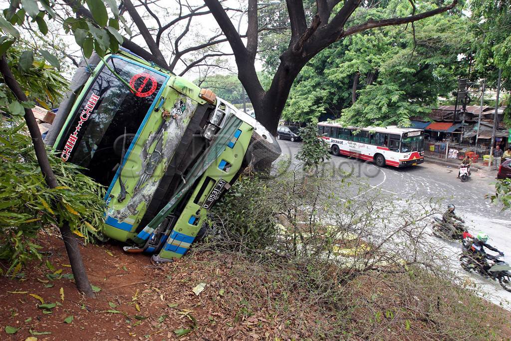 Truk Terguling Di Cawang