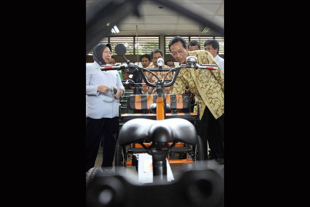 Sultan Naik Sepeda Listrik