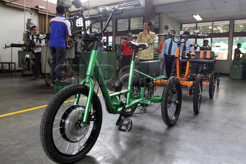 Sultan Naik Sepeda Listrik