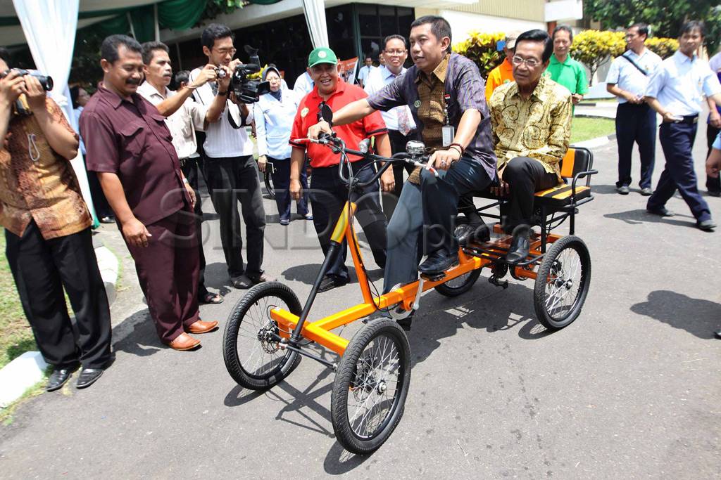 Sultan Naik Sepeda Listrik