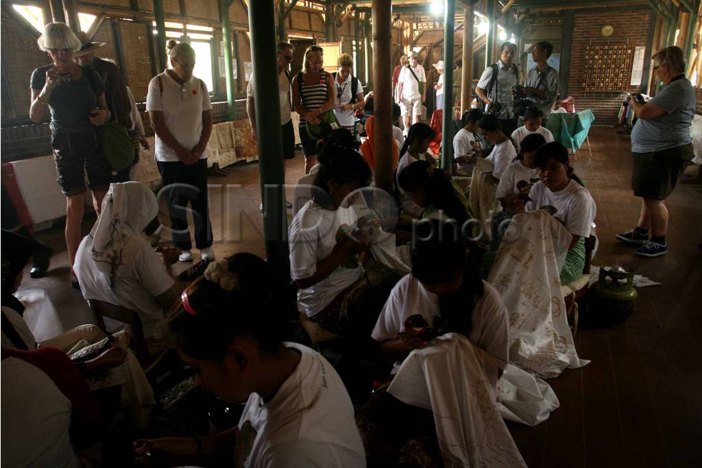Turis Belajar Membatik