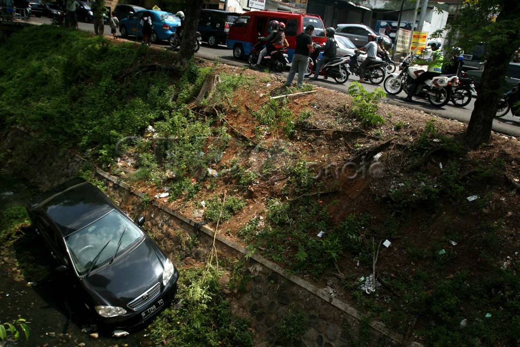Mobil Tercebur Sungai