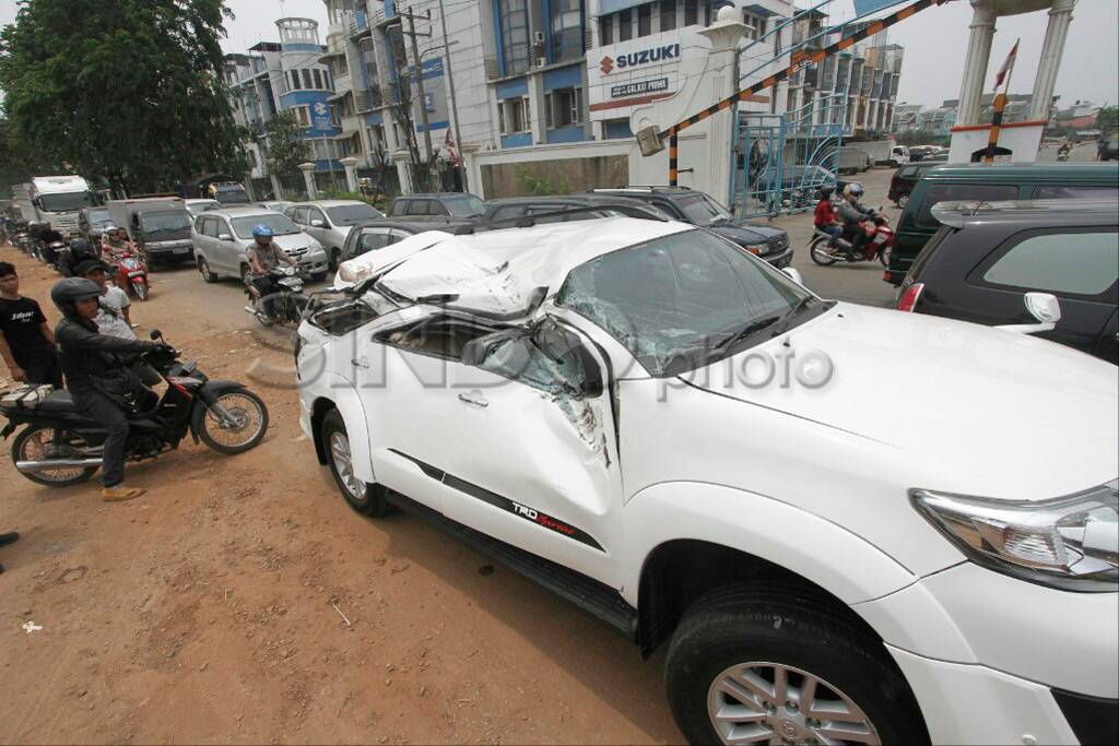 Tertimpa Mobil Boks