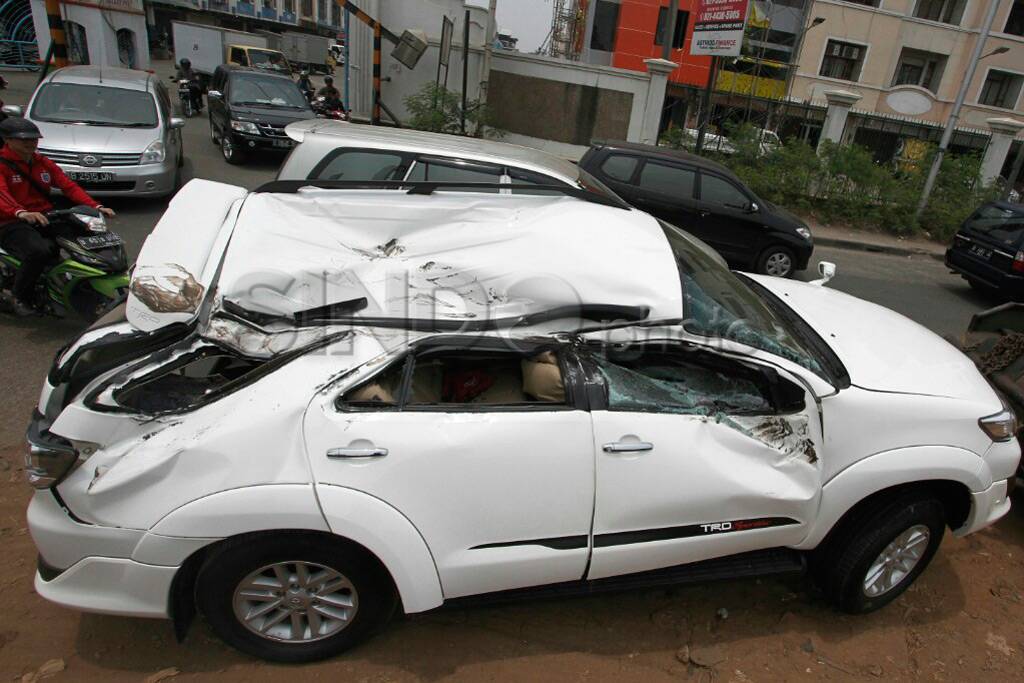 Tertimpa Mobil Boks