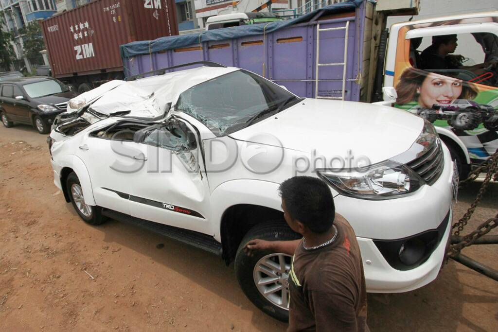 Tertimpa Mobil Boks