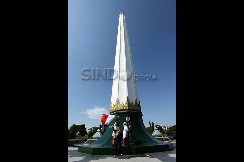 Puisi Di Bawah Tugu...