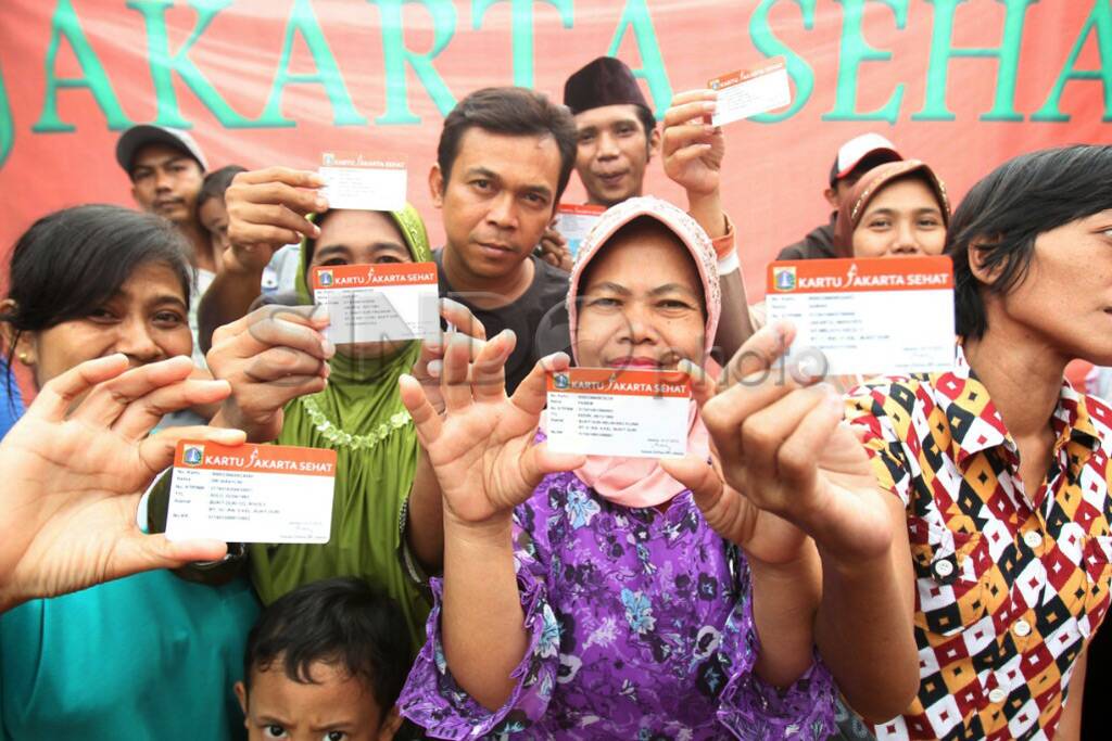 Jokowi Bagikan Kartu...