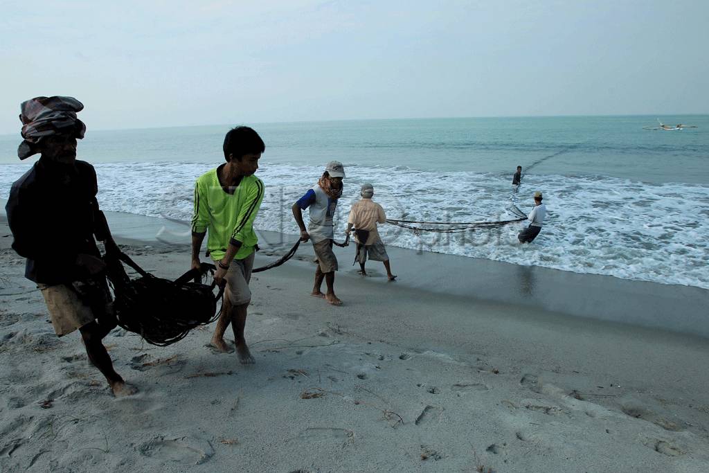 Gotong royong Menjaring...