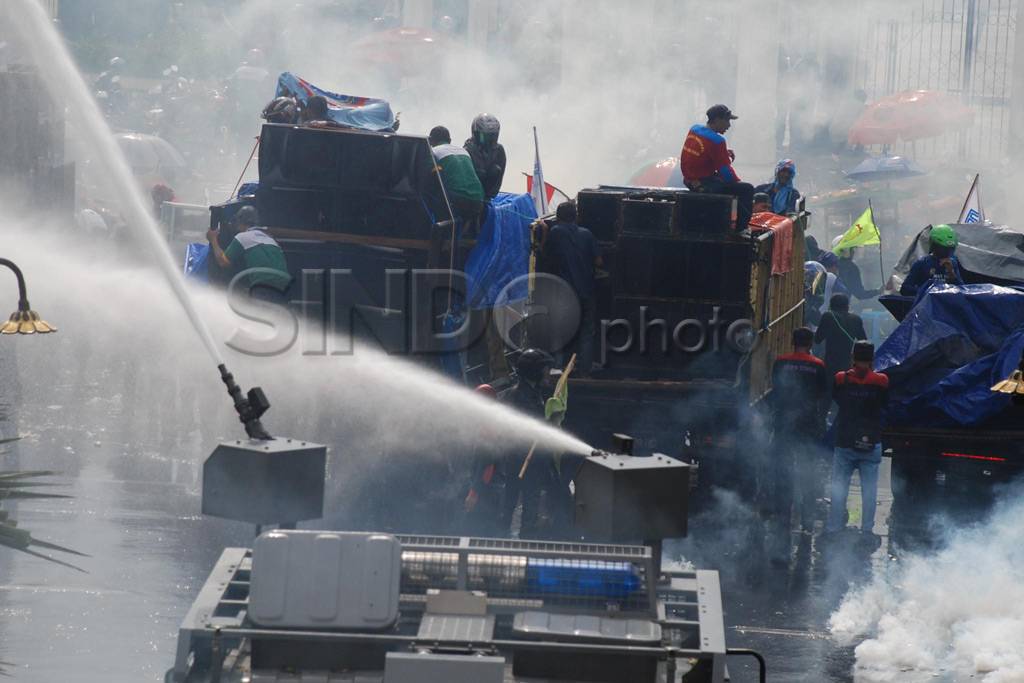 Aksi Buruh Ricuh