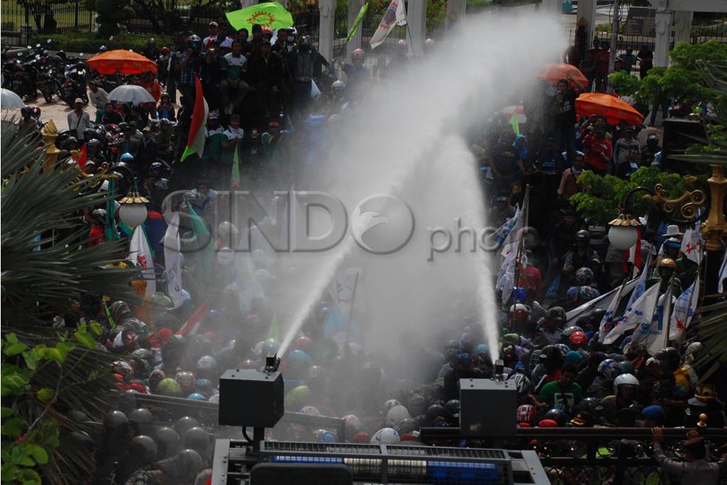 Aksi Buruh Ricuh