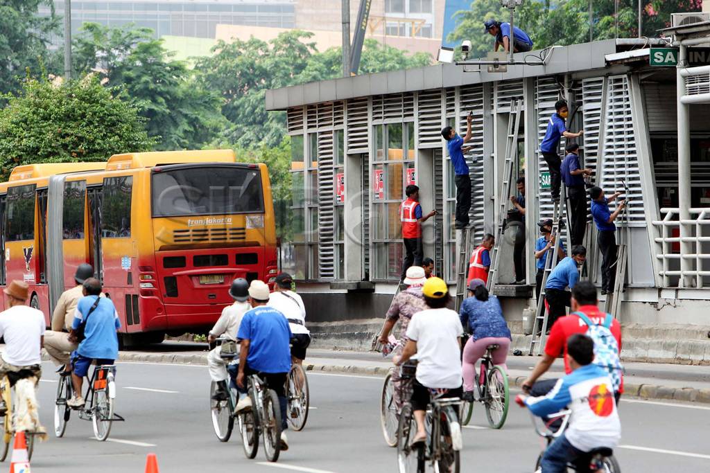 Bersih-Bersih Halte...
