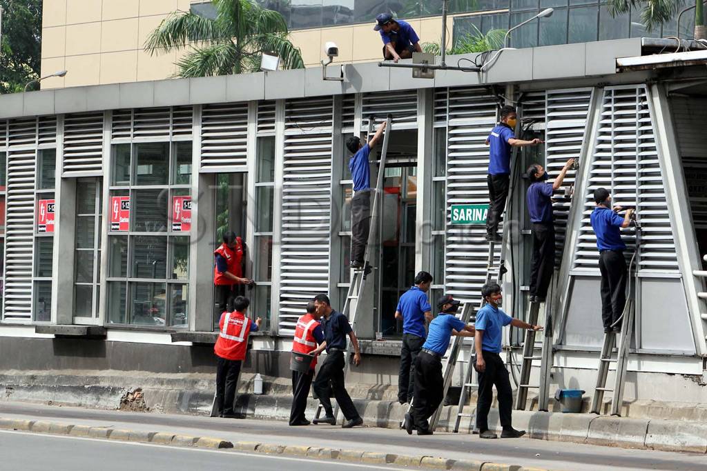 Bersih-Bersih Halte...