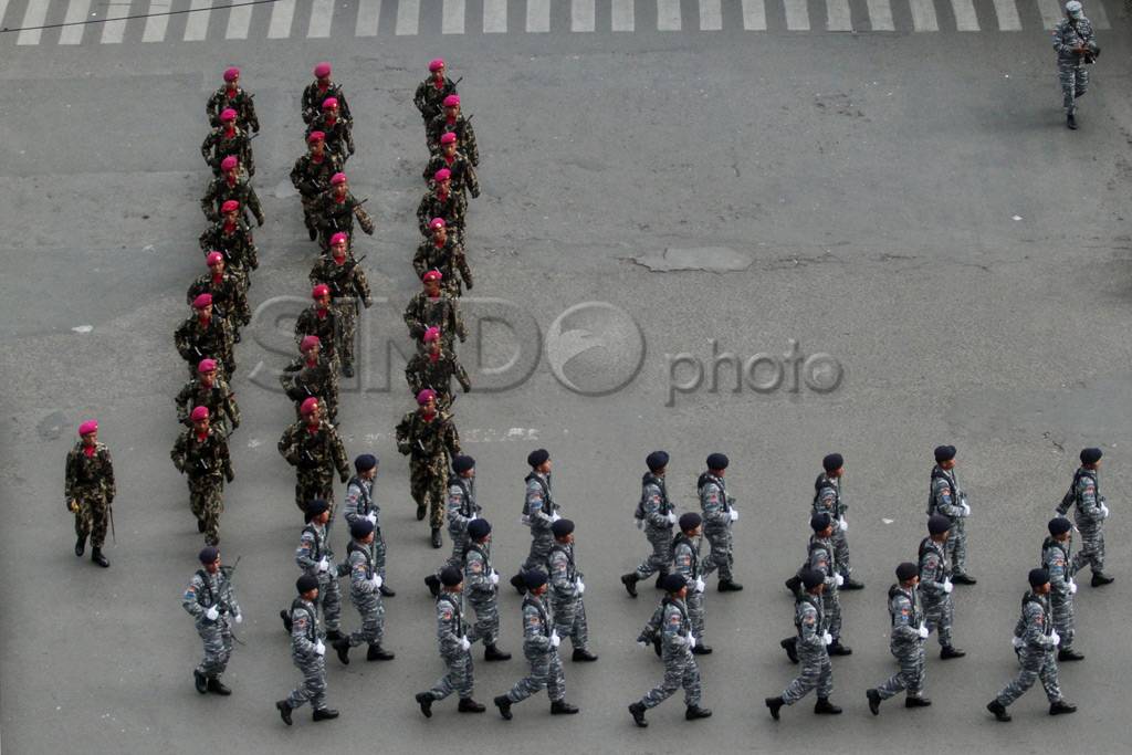 Parade TNI Di Karebosi