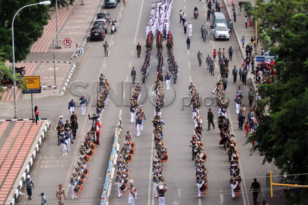 Parade TNI Di Karebosi