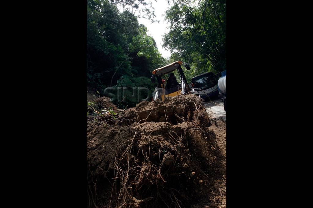 Longsor Tutup Jalan...