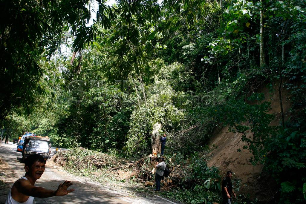 Longsor Tutup Jalan...