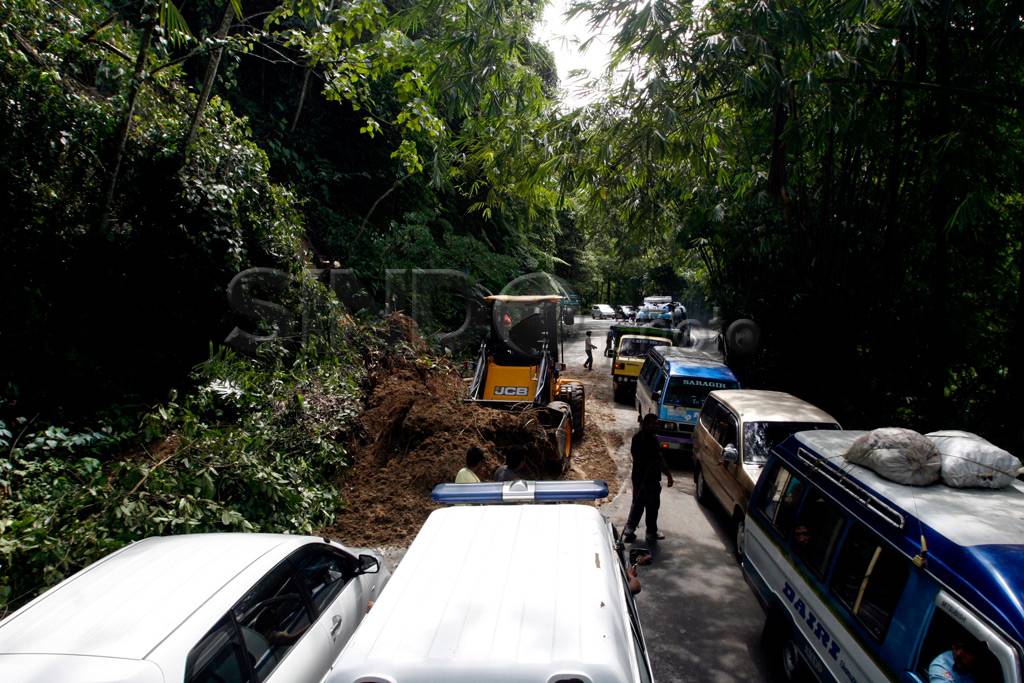 Longsor Tutup Jalan...
