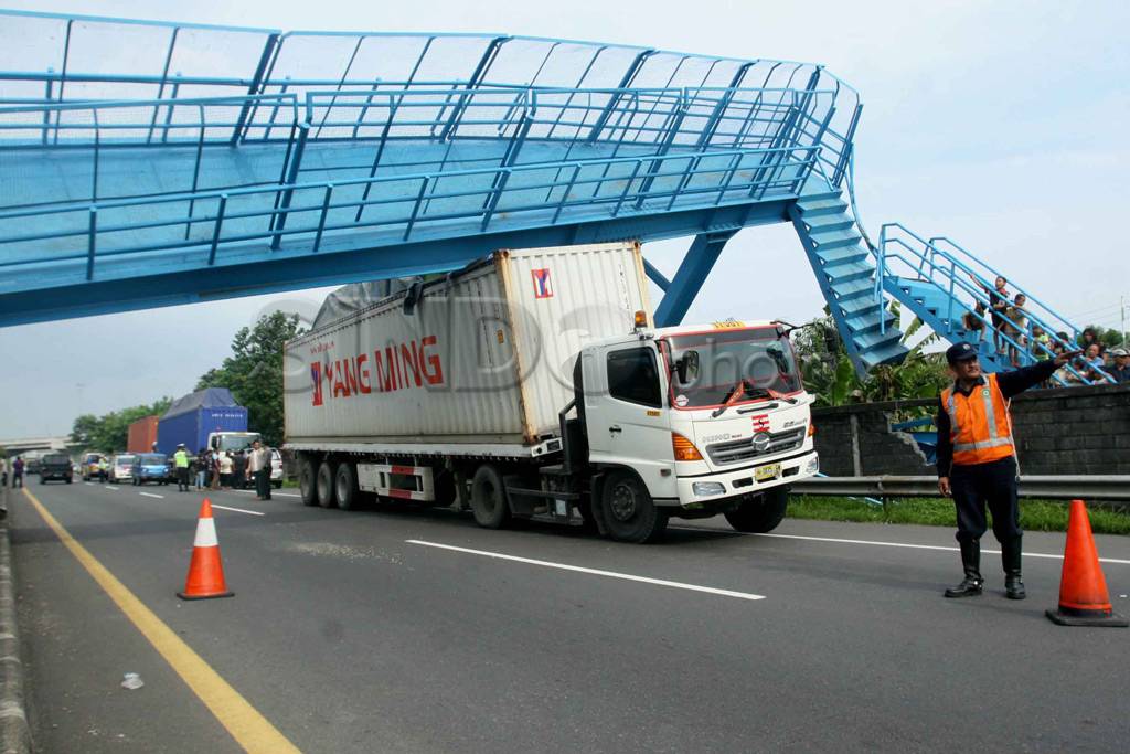 Ambruk Tersangkut Trailer