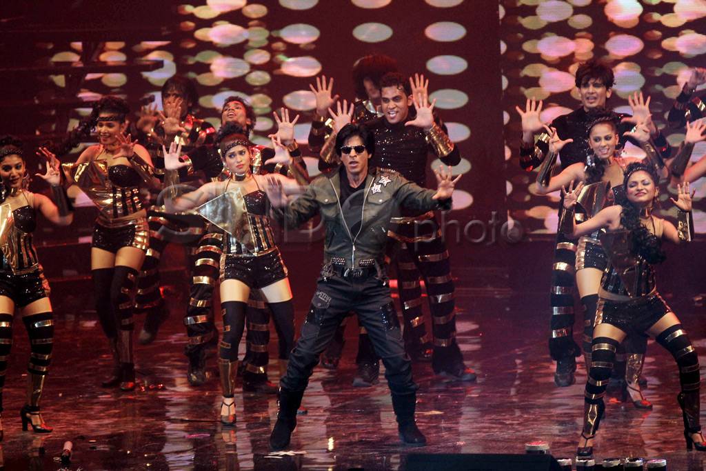 Shah Rukh Khan Menggoyang...