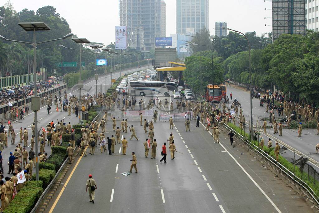 Blokir Jalan Tol