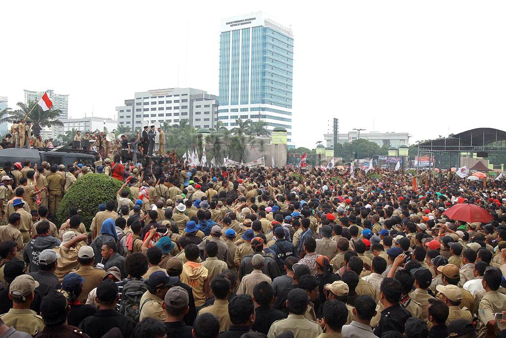 Demonstran Masuki Halaman...