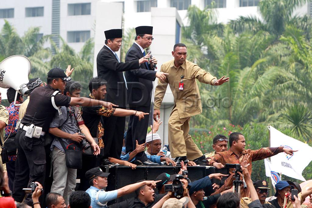 Demonstran Masuki Halaman...