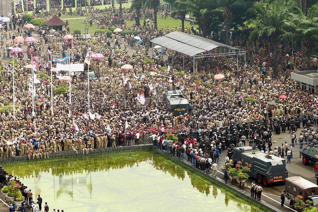Demonstran Masuki Halaman...