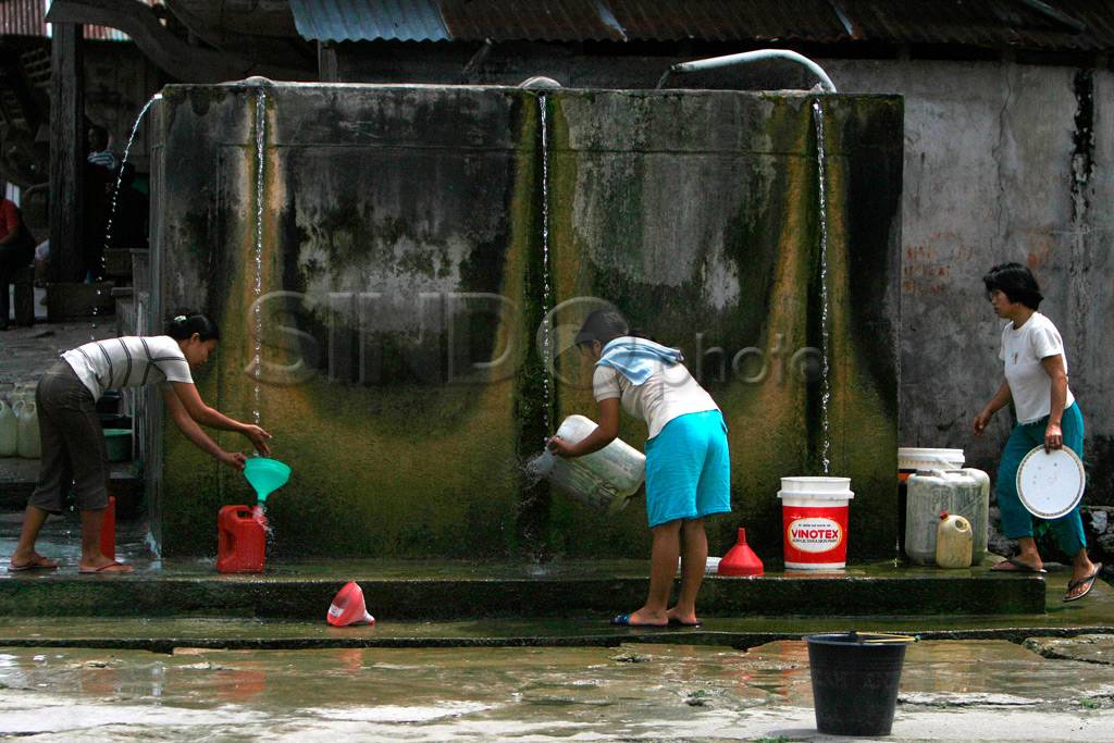 Menampung Air Bersih...